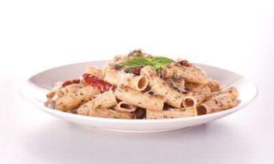 pasta fredda con pesto e pomodori secchi