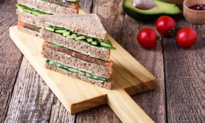 La ricetta dei tramezzini con salmone e avocado per il pranzo in spiaggia