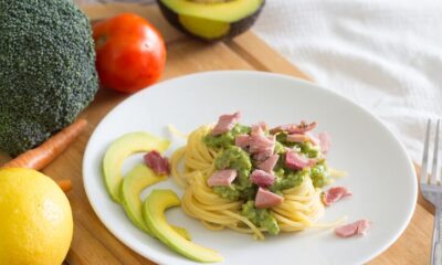 La ricetta della pasta con crema di avocado e pancetta