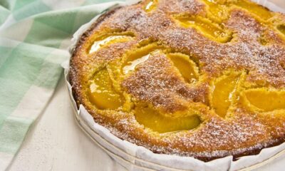 Torta soffice di pesche e limoncello, la ricetta di Anna Moroni