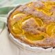 Torta soffice di pesche e limoncello, la ricetta di Anna Moroni