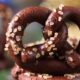 La ricetta dei pretzel dolci al cioccolato