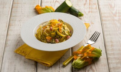 Pasta con fiori di zucca e speck