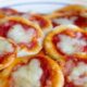 In cucina con Friggy si pensa all'aperitivo, con le pizzette di pasta sfoglia in friggitrice ad aria