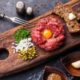 Tartare di manzo, perfetta per un antipasto raffinato dell'ultimo minuto