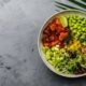 Insalata di quinoa, salmone e avocado: colorata, senza glutine e super estiva!