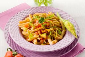 Pasta fiori di zucca e pomodorini: primo piatto facile e goloso