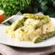 Risotto asparagi e pancetta: ricetta facile di un primo piatto sfizioso