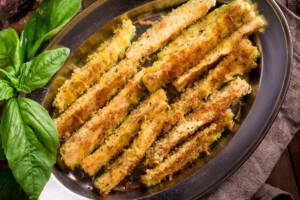 Bastoncini di zucchine al parmigiano: contorno semplice e veloce