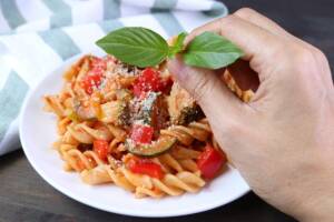 Pasta con zucchine e peperoni: semplice e gustosa