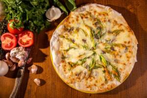 Pizza bianca con i fiori di zucca: gusto e raffinatezza