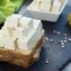 Si può fare la feta greca vegana? Certo! Ecco la ricetta con il tofu