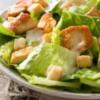 Caesar salad con salsa: ecco come prepararla con la ricetta originale