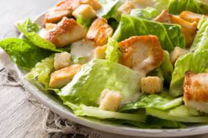 Caesar salad con salsa: ecco come prepararla con la ricetta originale