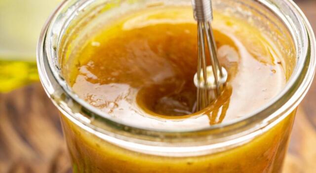 Come fare la vinaigrette: la ricetta della salsa