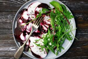 Insalata di barbabietole e yogurt, un contorno leggero