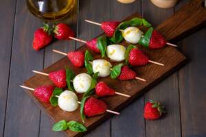 Spiedini estivi con formaggio e frutta: il segreto per un buffet di successo