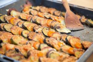 Zucchine e melanzane al forno gratinate: la ricetta velocissima