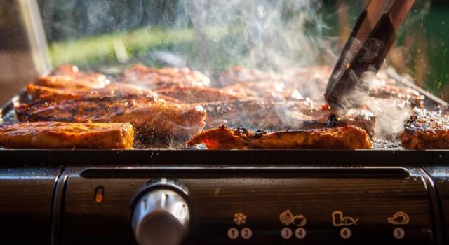 Grigliata con il barbecue, ecco alcune pietanze da cucinare tra carne, pesce e cibi vegetariani