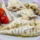 Branzino in padella, la ricetta semplice con i pomodorini