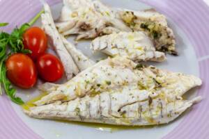 Branzino in padella, la ricetta semplice con i pomodorini