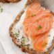 Bruschetta con salmone: ricetta e varianti