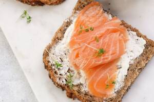 Bruschetta con salmone: ricetta e varianti