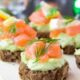 Canapè di grano saraceno con salmone e mousse di avocado: un antipasto senza glutine