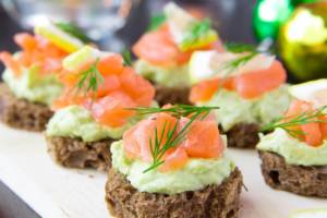 Canapè di grano saraceno con salmone e mousse di avocado: un antipasto senza glutine