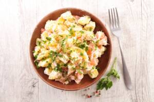 Insalata di patate e salmone