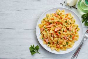 Pasta fredda con salmone affumicato