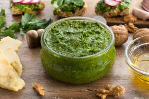 Pesto di rucola e noci: la ricetta facile e veloce