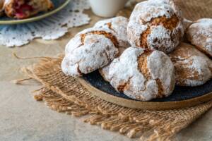 Come si preparano gli amaretti: ricetta, storia e variante dei biscotti