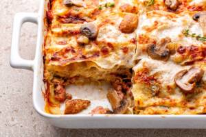 Lasagne salsiccia e funghi, un primo piatto rustico