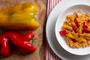 Pasta con peperoni e panna: un primo piatto facile e veloce