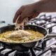 Risotto alla milanese: la ricetta originale con il midollo