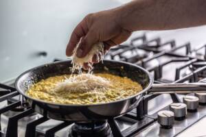 Risotto alla milanese: la ricetta originale con il midollo