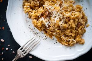 Risotto funghi e salsiccia: un primo piatto meraviglioso