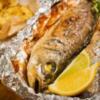 Branzino al cartoccio con patate al forno: un secondo veloce e squisito