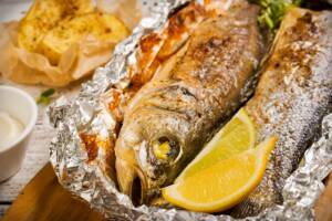 Branzino al cartoccio con patate al forno: un secondo veloce e squisito