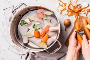 Come fare il brodo di pollo con la ricetta della nonna