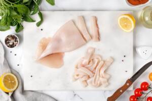 Come preparare i calamari in padella con cipolle: la ricetta