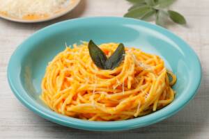 Gustosa pasta alla zucca e speck: il primo piatto dell&#8217;autunno