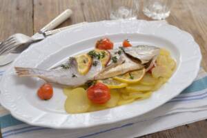 Orata al forno con patate e pomodorini: un secondo di pesce facile