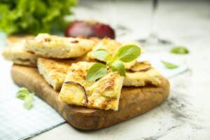 Schiacciata di patate al forno: ricetta della torta salata senza lievito