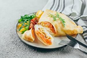 Crespelle al salmone: un piatto goloso e facilissimo da fare