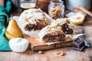 Strudel di pere con gocce di cioccolato: riuscirete a resistere?