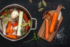 Brodo di cappone: la ricetta per i tortellini e primi piatti gustosi