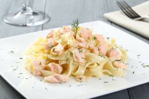 Idee per un primo piatto sfizioso? Le tagliatelle al salmone, con e senza panna